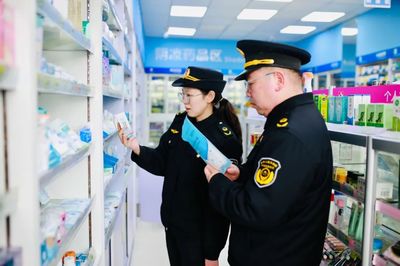 保障假期市場安全，他們用堅守詮釋最美“敬業(yè)福”——記照相機及器材銷售人員的默默奉獻